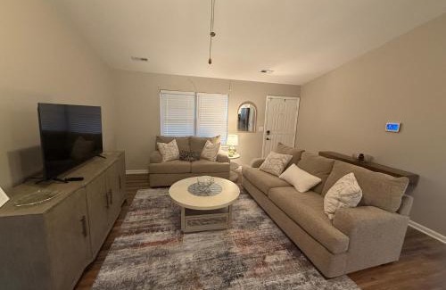 Jeffersonville - Clarksville Casa | Cozy, Modern 3BR Mins to Louisville WiFi AC