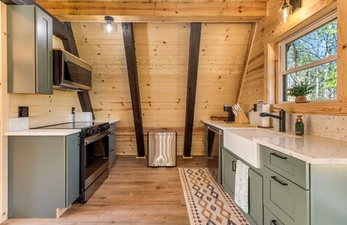 New Plymouth Cabina | Cozy Modern A-Frame, Pickleball, PrivateHot Tub, Fire Pit, Kids Playhouse