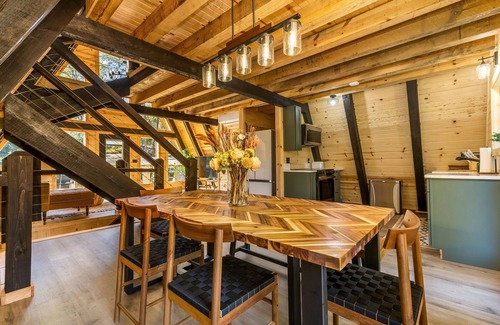 New Plymouth Cabina | Cozy Modern A-Frame, Pickleball, PrivateHot Tub, Fire Pit, Kids Playhouse