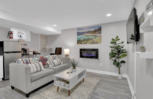 Northeast Apartamento | Cozy Modern Beautiful Studio+Parking. Walk to DC Metro. Perfect for Long Stays!