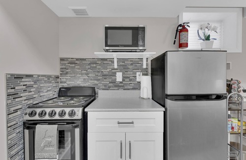 Northeast Apartamento | Cozy Modern Beautiful Studio+Parking. Walk to DC Metro. Perfect for Long Stays!