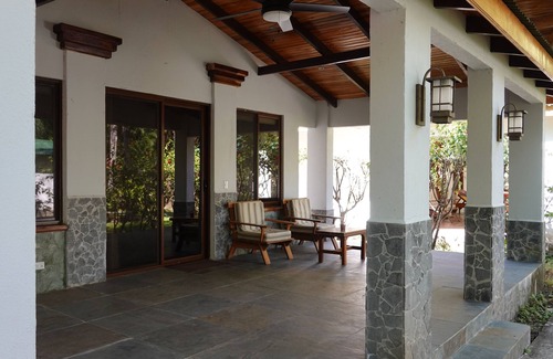 Santa Cruz Cabina | Cozy Modern Casita Near Tamarindo with Tropical Shared Pool Area