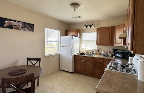 Sayre Apartamento | Cozy modern small town apartment pet and child friendly large parking