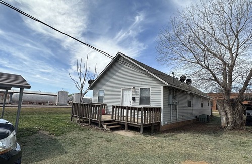 Sayre Apartamento | Cozy modern small town apartment pet and child friendly large parking