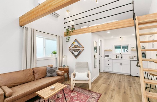 Vancouver Casa | Cozy & Modern Tiny Home with Beautiful Valley View close to PDX