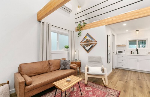Vancouver Casa | Cozy & Modern Tiny Home with Beautiful Valley View close to PDX