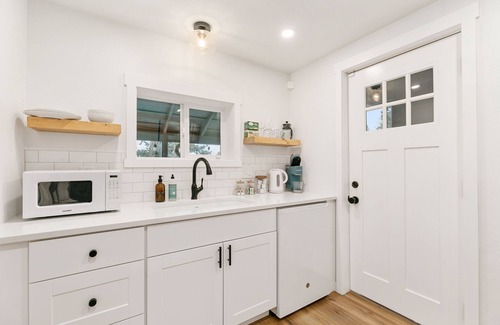 Vancouver Casa | Cozy & Modern Tiny Home with Beautiful Valley View close to PDX