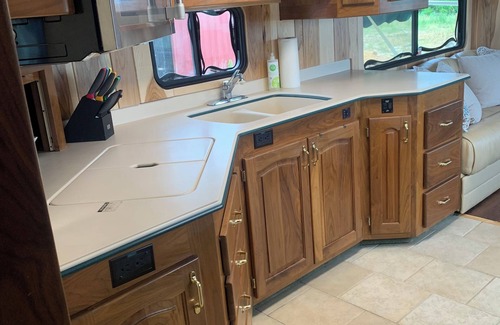 English Casa | Cozy motor home in Adorable English with all amenities inside and out!