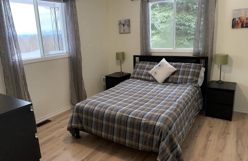 Notre-Dame-Des-Bois Casa | Cozy mountain cottage getaway with a beautiful night sky!