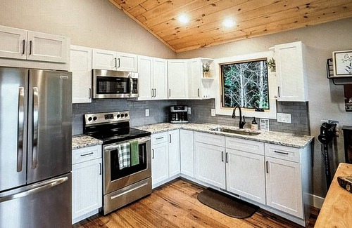 Franklin Casa | Cozy mountain cabin, dog friendly, sunset views.