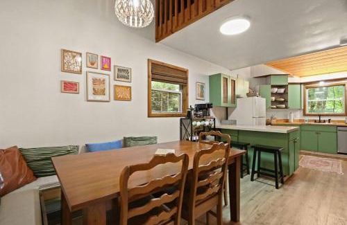 Mill Ridge Casa | Cozy Mountain Chalet With Hot Tub Outdoor Movie Screen And Fire Place