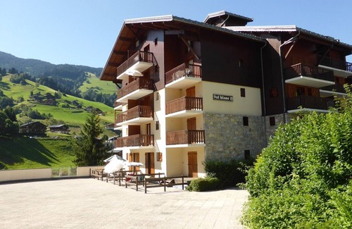 Areches Apartamento | Apartamento para 4 personas, estilo montaña, en el centro del pueblo, cerca de remontes y con piscina