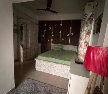 Kolkata Apartamento | Cozy nest with sky view