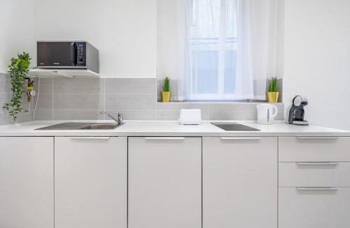 13th District Apartamento | Cozy NEW Home - Easy City Center Access