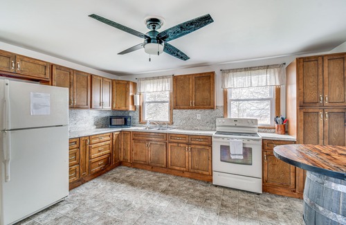 Geneva Casa | Cozy New York Farmhouse w/ Porch, Grill & Fire Pit