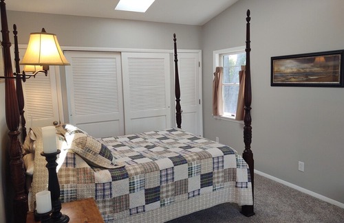 West Irondequoit Casa | Cozy Newly Renovated Lake House \ Short Walk To Quiet Beach On Lake Ontario