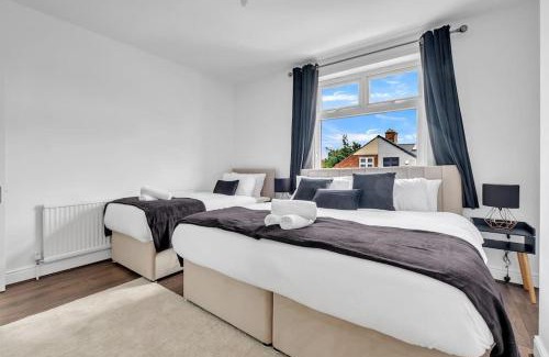 Leicester Casa | Cozy Nook-Hot Tub, Sleeps 8, Free Parking, Netflix