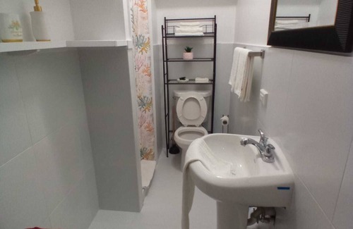 Winding Bay Apartamento | Cozy Nook Studio apartment in Perfect Getaway Tarpum Bay with AC, WiFi & kitchen