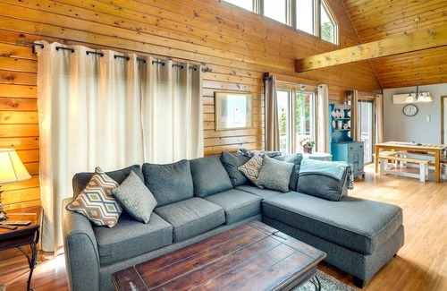 Burnsville Cabina | Cozy North Carolina Getaway w/ Mountain Views!