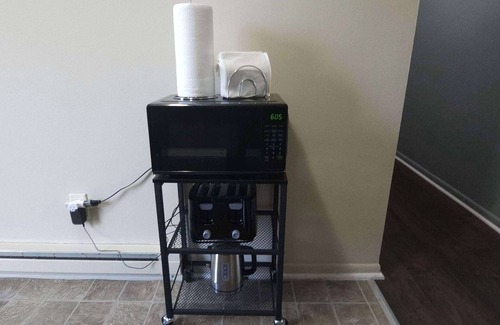 Norwalk Apartamento | Cozy Norwalk Duplex, King Bed, near Cedar Point, Kalahari, & Norwalk Raceway