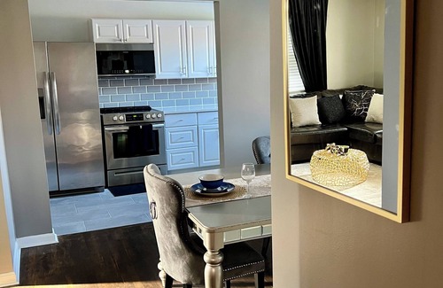 Westwood Casa | Cozy Oasis – Stylish, Spacious 4-Bedroom with Private Parking Lot