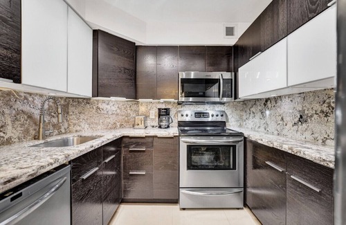 Miami Beach Apartamento | Cozy Ocean View Condo / Beach Service & Pool / 617