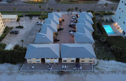 Satellite Beach Condominio | Cozy oceanside condo in peaceful Satellite Beach