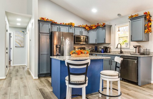 Westwood Casa | Cozy Ohio Home - Deck, Arcade Games & Near Golfing