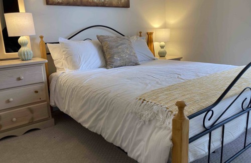 Lower Lonsdale Apartamento | Cozy One Bedroom Furnished Suite on the Park