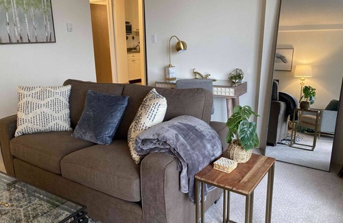 Lower Lonsdale Apartamento | Cozy One Bedroom Furnished Suite on the Park