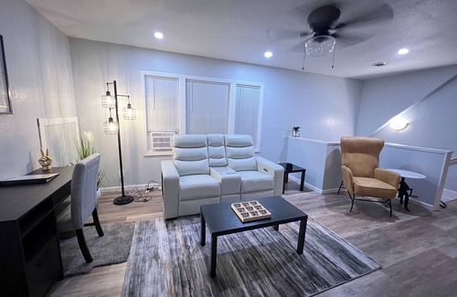 Milwaukee Apartamento | Cozy one bedroom apt. Centrally located.