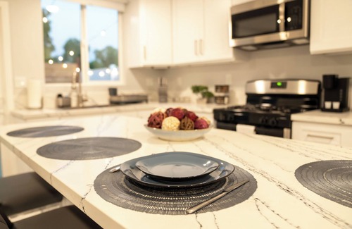 La Sierra Hills Casa | Cozy One BR House, King Size bed and Full kitchen