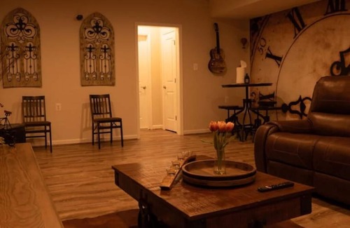 Urbana Casa | Cozy Peaceful Basement Cabin Vibes