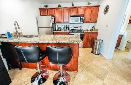 Oak Creek Apartamento | Cozy & Peaceful Sedona Condo with Pool, walk to Restaurants, Shops & Hiking Nearby