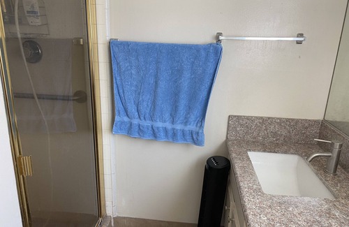 Hacienda Heights Cama Y Desayuno | Cozy Peaceful Convenient Sweet Home 1 minute to all places 優雅方便，私用衛浴， 高速出口一分鐘。