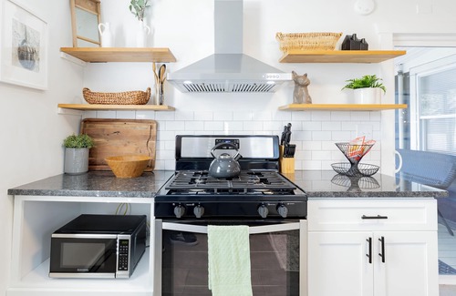 Villas Cabaña | Cozy Pet-Friendly Beach Cottage 2 Blocks from the Bay