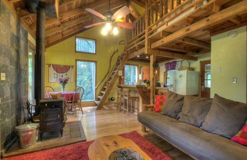 Weaverville Cabina | La mejor cabaña romántica en Asheville! Acceso privado al río, bañera de hidromasaje en la cubierta, que admite mascotas. Incluye un boleto de Biltmore!