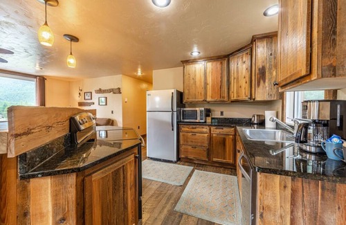 Coram Cabina | Cozy, pet-friendly loft cabin just outside Glacier NP!