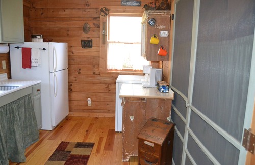 Otto Cabina | Cozy Pet Friendly Mountain Log Cabin in the Smokies with Deck and fire pit.