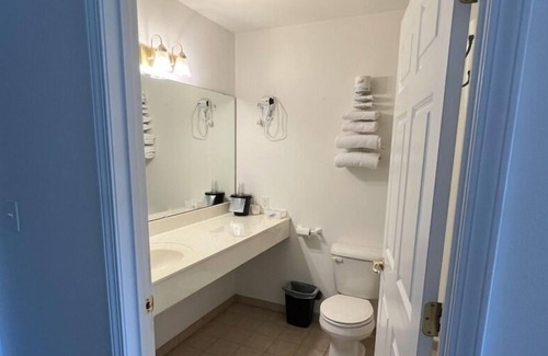 Renault Apartamento | Cozy Petite King + Queen Suite in a Friendly Town!