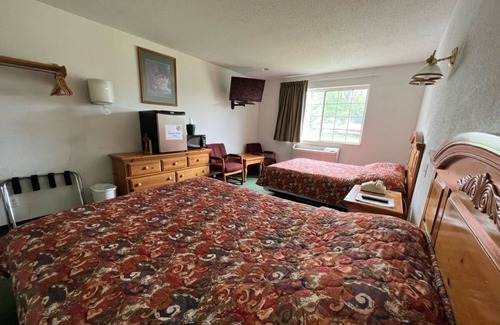 Red Bud Cama Y Desayuno | Petite Queen + Full Basic Room with Free Breakfast
