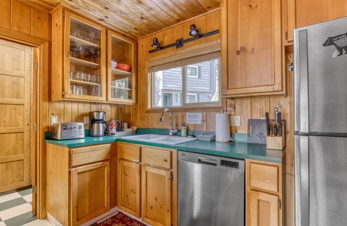 Government Camp Casa | ¡NUEVO LISTADO! Acogedor hogar interior de pino en el corazón de Government Camp!