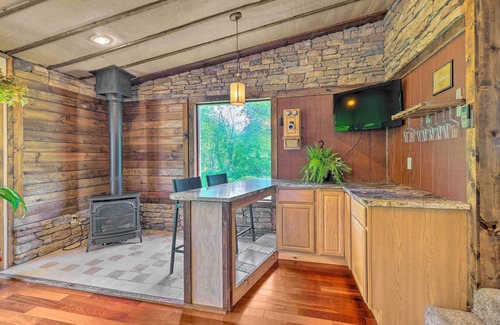 Albrightsville Cabaña | Cozy Poconos Cottage w/ Hot Tub Near Ski Resorts!