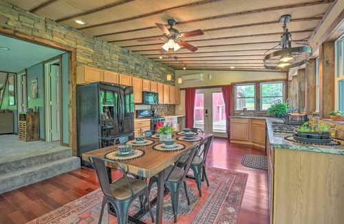 Albrightsville Cabaña | Cozy Poconos Cottage w/ Hot Tub Near Ski Resorts!