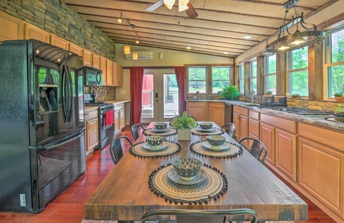 Albrightsville Cabaña | Cozy Poconos Cottage w/ Hot Tub Near Ski Resorts!