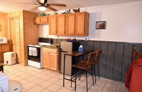 Woodbine Cabina | Cozy pondside cabin near Laurel Lake with full kitchen and laundry