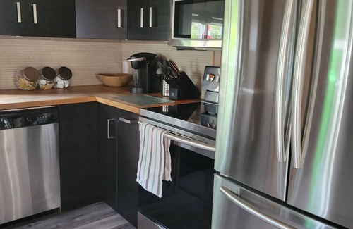 St. Catharines Cabaña | Cozy Port Dalhousie Cottage - walkable to everything (pet friendly)