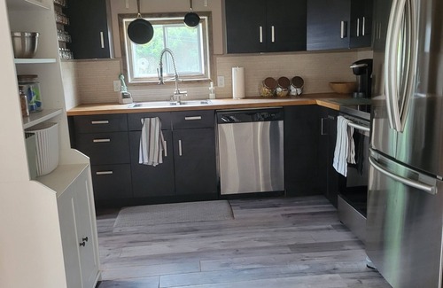 St. Catharines Cabaña | Cozy Port Dalhousie Cottage - walkable to everything (pet friendly)