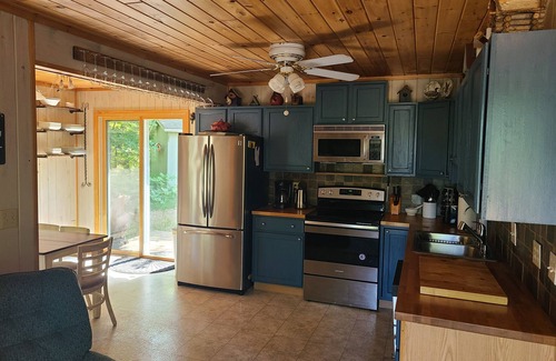 Webster Cabina | Cozy Private Lake Cottage 3-bedroom in the Northwoods with AC, Wi-Fi