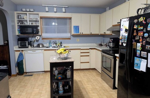 Peterborough Casa | Cozy Private Room, Very close to Hospital, College & University, Free Parking.